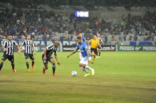 Fotos de Cruzeiro x Cear, no Mineiro, em jogo atrasado da 27 rodada do Brasileiro