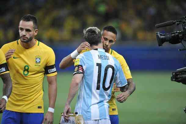 Messi e Neymar se cumprimentam antes do incio da partida no Mineiro