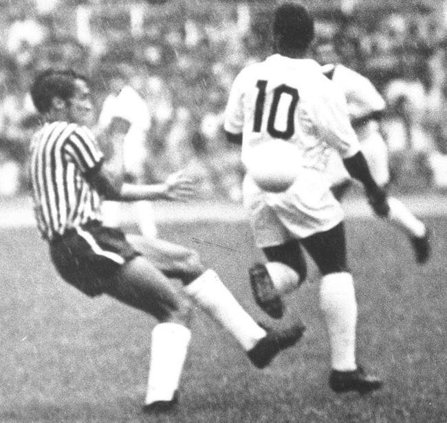 23/11/1969 - Pel  coroado pelo menino Paulinho (Paulo Cezar de Souza, 12 anos) no Mineiro antes do jogo entre Santos e Atltico.