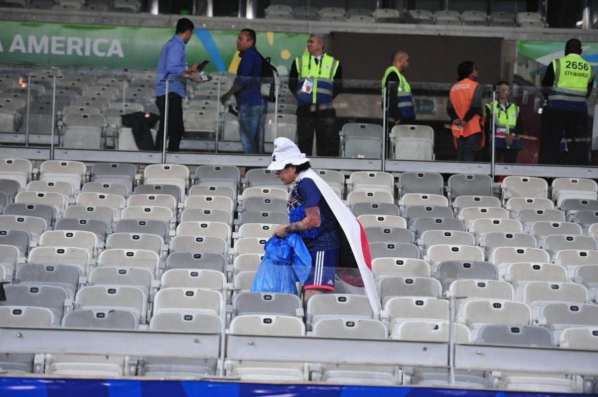 Depois do empate entre Japo e Equador, por 1 a 1, pela Copa Amrica, um torcedor japons deu um bom exemplo aos brasileiros. Com pacincia, ele recolheu lixo em vrios pontos do setor em que se encontrava no Mineiro. Na Copa de 2014, no Brasil, os nipnicos j haviam mostrado civilidade ao mundo ao limpar arquibancadas e vestirios dos estdios.