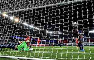 Fotos do duelo entre PSG e Bayern de Munique, em Paris, pela volta das quartas de final da Liga dos Campees da Europa.