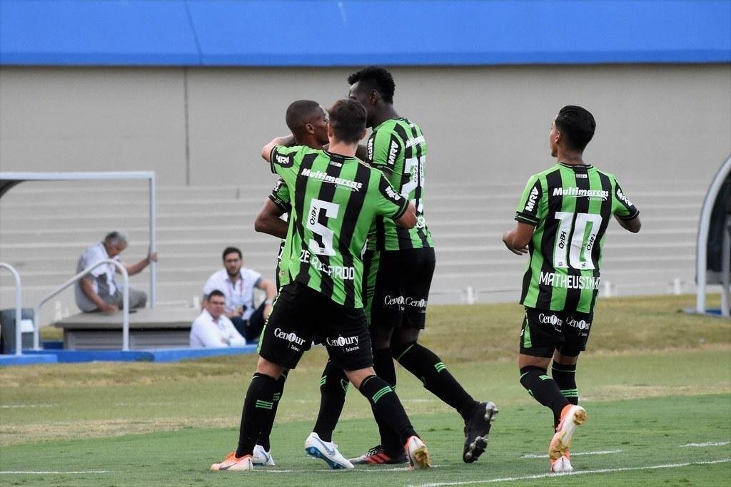 Fotos do empate entre Vila Nova e Amrica