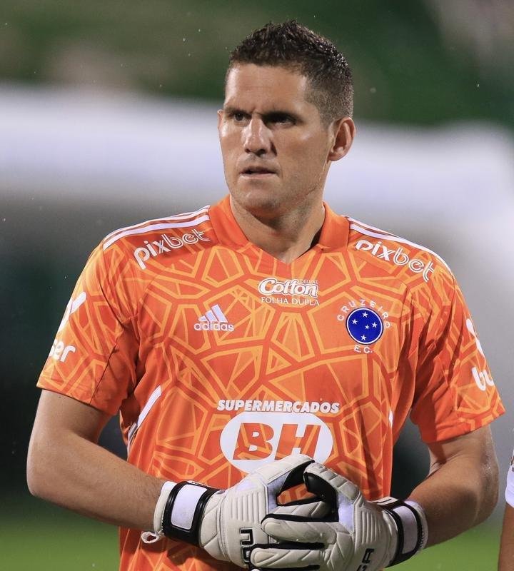 Cruzeiro venceu a Chapecoense por 2 a 0 na Arena Cond, em Chapec, neste sbado (30), pela quinta rodada da Srie B. Gols foram de Geovane e Edu, na etapa final