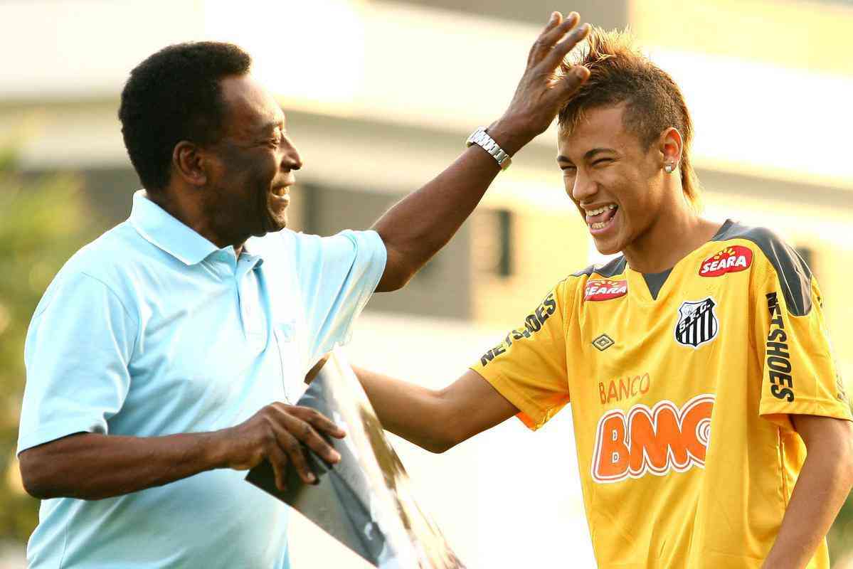 13/06/2011 - Pel exibe foto de quando era garoto e tinha cabelo igual ao do atacante Neymar (d) antes do treino da equipe do Santos, no CT Rei Pele, na Baixada Santista. O Peixe se preparava para a primeira partida contra o Penrol, vlida pela final da Copa Libertadores de 2011.