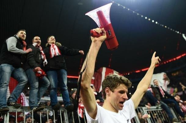 O Bayern de Munique conseguiu um vitria histria sobre a Juventus nesta quarta-feira para avanar s quartas de final da Liga dos Campees. Aps sair perdendo por 2 a 0, conseguiu o empate aos 45 minutos do segundo tempo e garantiu o triunfo por 4 a 2 no segundo tempo da prorrogao. O jovem Coman, de apenas 19 anos, est no Bayern emprestado pela Juventus, participou dos dois gols no tempo normal e marcou o tento que fechou a contagem na Allianz Arena.