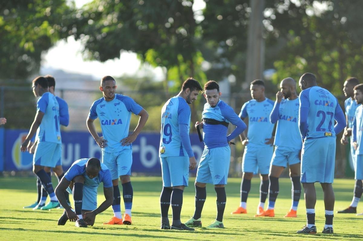 Mano Menezes conta com todo elenco do Cruzeiro para enfrentar La U, quinta, no Mineiro, pela Copa Libertadores. Exceo  atacante Fred, que se recupera de cirurgia no joelho direito