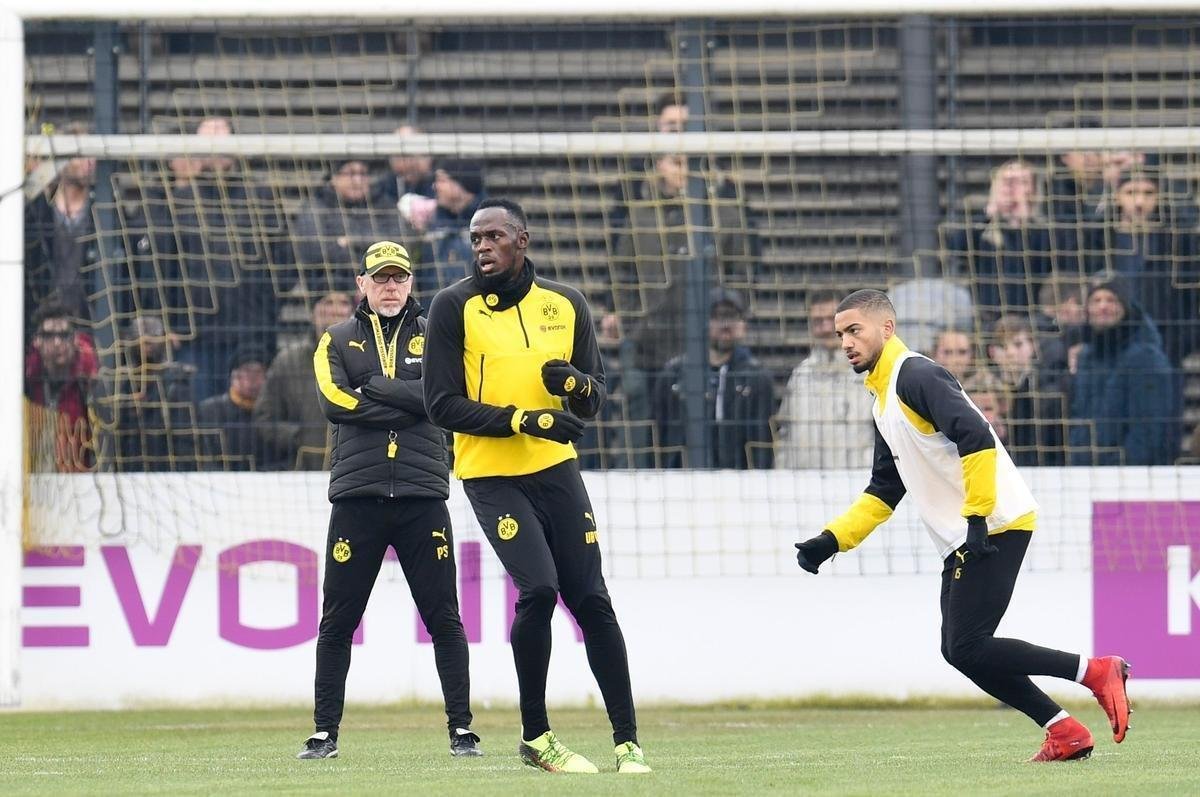 Com sonho de ingressar no futebol profissional, Usain Bolt participa de treino com jogadores do Borussia Dortmund