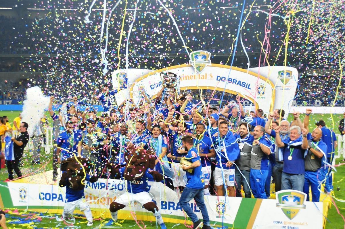 Depois da vitria por 5 a 3 nos pnaltis, que teve Fbio como heri, jogadores e comisso tcnica comemoraram muito no gramado do Mineiro. Capito Henrique ergueu a taa do penta no Gigante