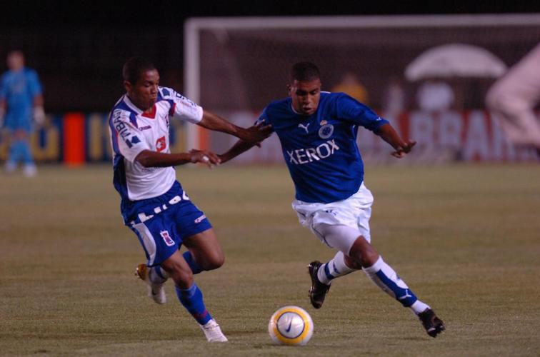 Leandro foi lateral-esquerdo do Cruzeiro no grande time campeo da Trplice Coroa, em 2003 (campeo mineiro, da Copa do Brasileiro e do Brasileiro). Foi ainda campeo estadual em 2004. Vendido ao Porto em 2004, ele foi posteriormente foi cedido ao clube celeste em 2005 e 2006, quando foi novamente campeo mineiro.

