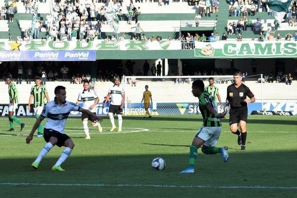 Fotos do duelo entre Coritiba e América, no Couto Pereira, em Curitiba, pela 25ª rodada da Série B do Campeonato Brasileiro