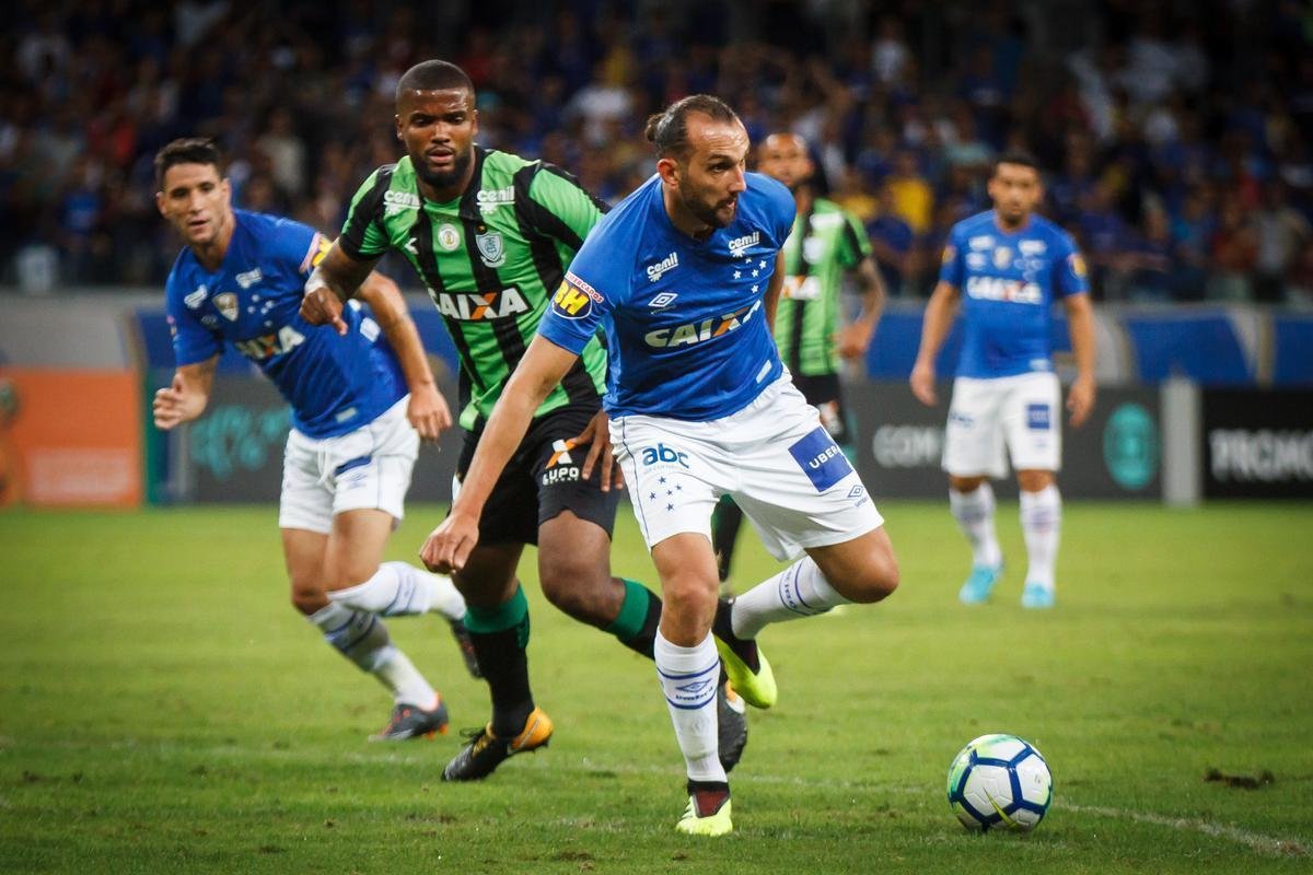 Arrascaeta marcou o gol de empate do Cruzeiro e abriu caminho para a virada no Mineiro
