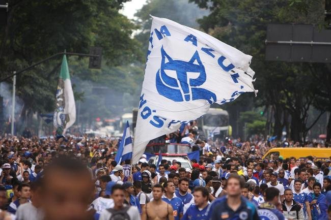 Depois de vencer o Vitria por 3 a 1 no Barrado, em Salvador, na noite de 13 de novembro de 2013, e confirmar o tricampeonato brasileiro, o Cruzeiro desembarcou em Confins numa quinta-feira e foi recebido por milhares de pessoas nas ruas de Belo Horizonte. O elenco desfilou em carro pela Avenida Antnio Carlos, pela Avenida Afonso Pena, no Centro, e foi em direo  sede do Barro Preto. Esta, sem dvida, foi a festa que envolveu o maior nmero de pessoas na capital mineira.
