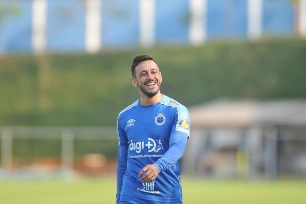 Fotos do primeiro treino de Abel Braga na Toca da Raposa II. Tcnico foi apresentado pelo Cruzeiro neste sbado e dirigir a equipe na segunda, s 20h, diante do Gois, no Serra Dourada, pela 22 rodada do Campeonato Brasileiro