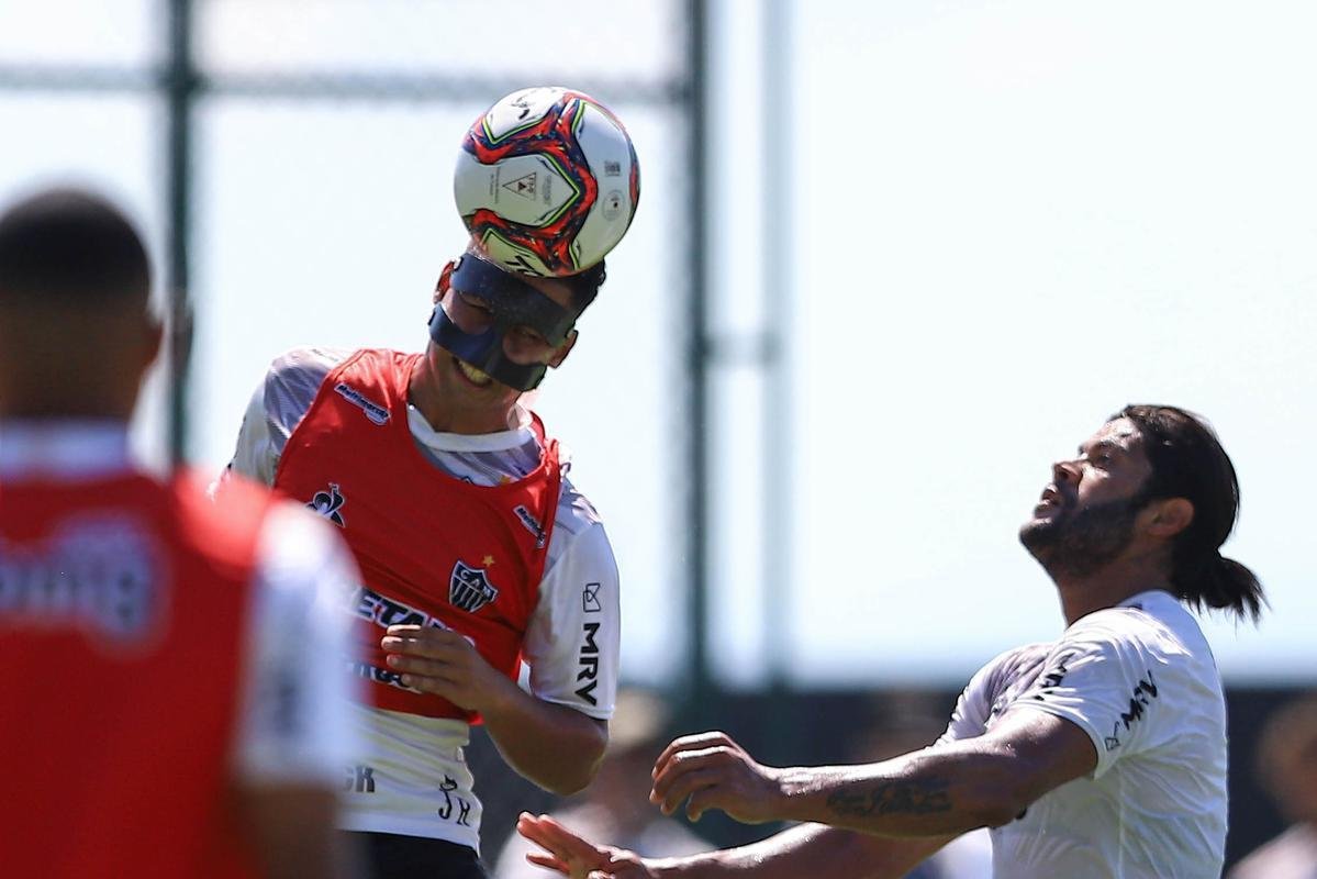 Fotos do coletivo entre profissionais e sub-20 do Atltico