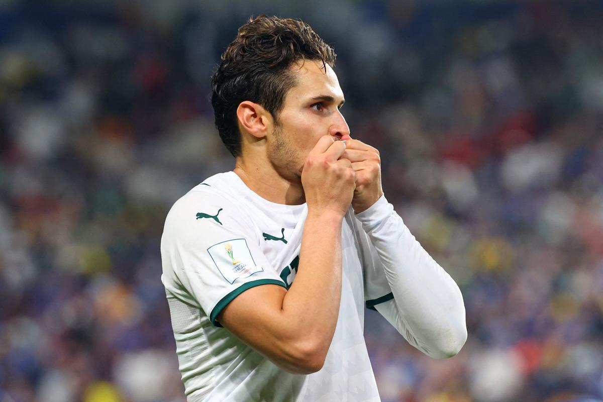 Raphael Veiga empatou para o Palmeiras em cobrana de pnalti: 1 a 1.