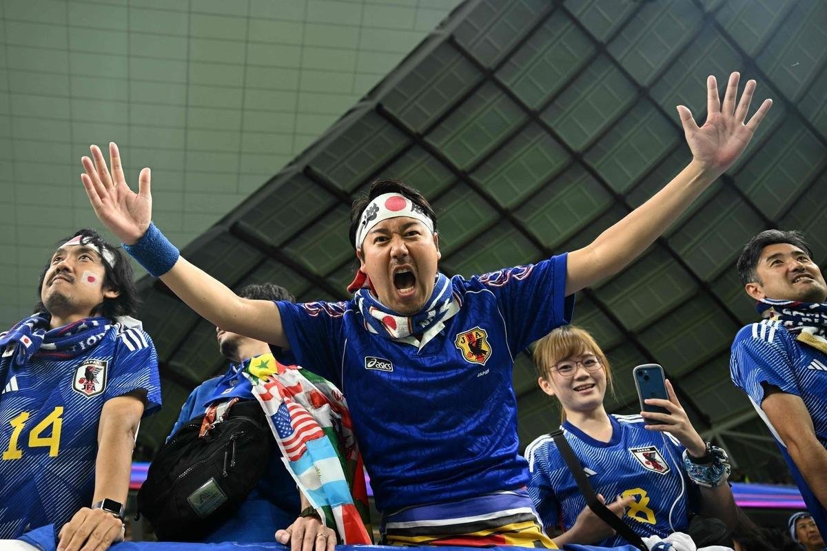 Torcida coloriu o Estdio Al Janoub, no Catar, para acompanhar a partida entre Japo e Crocia, pelas oitavas de final