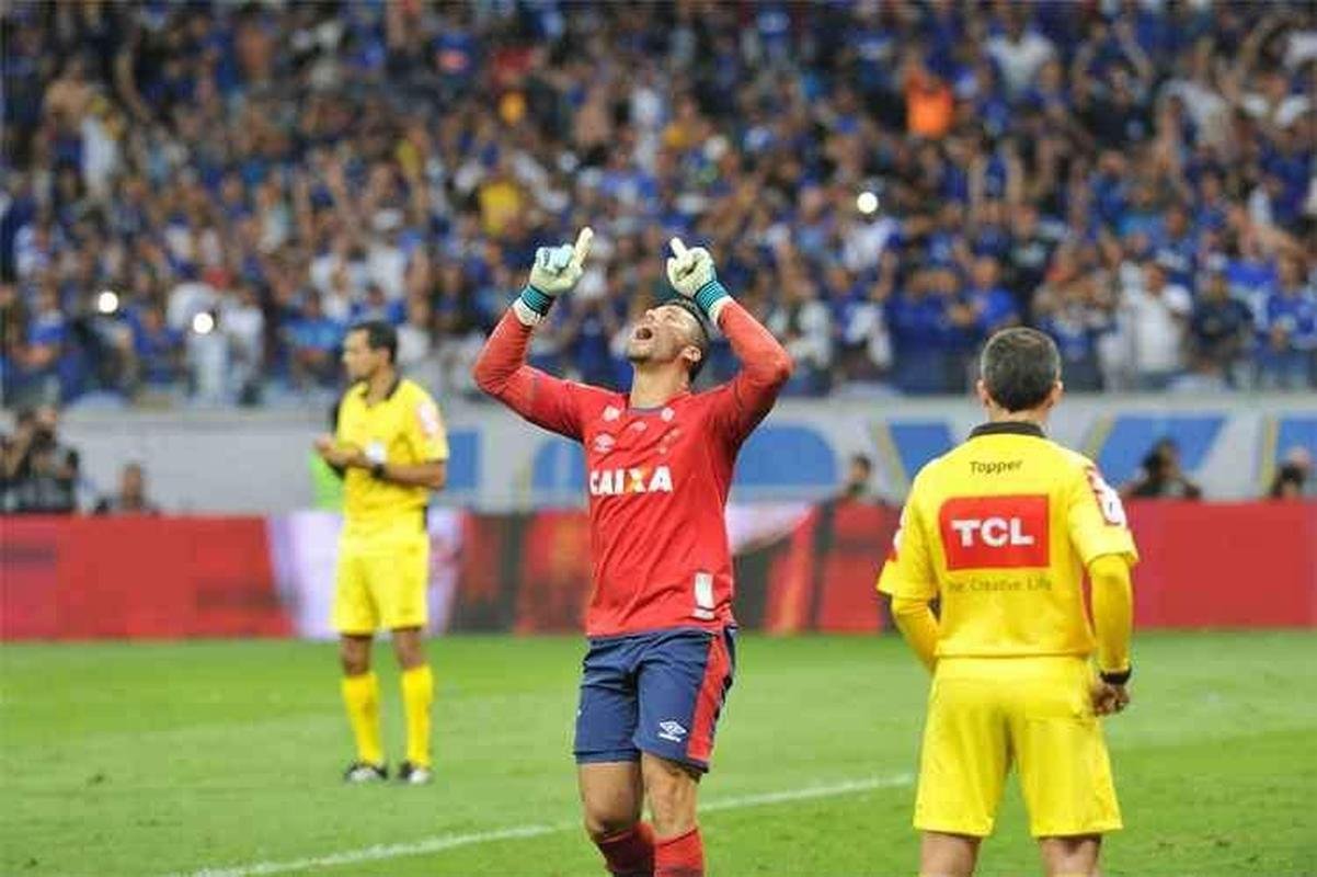 F�bio defendeu a cobran�a de Luan na disputa de p�naltis contra o Gr�mio, pela semifinal da Copa do Brasil de 2017, e levou o Cruzeiro � decis�o