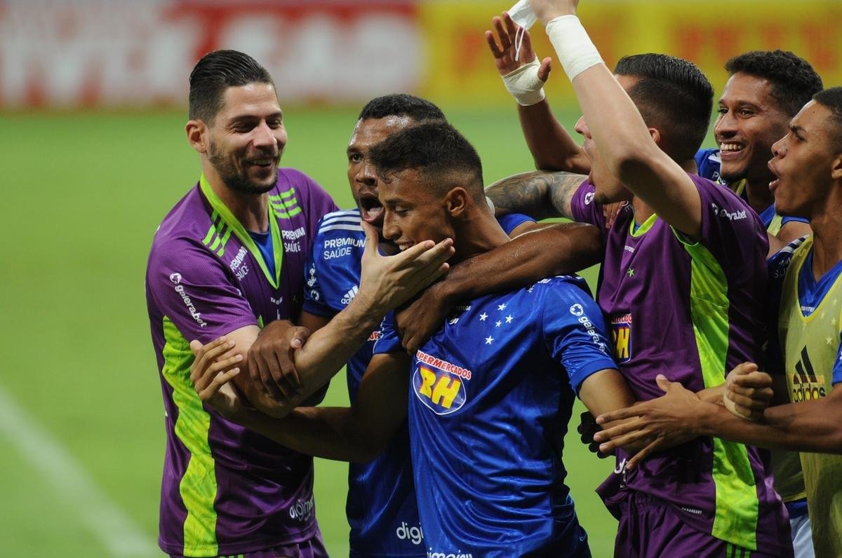 Welinton empatou para o Cruzeiro, que jogou boa parte do segundo tempo com um jogador a menos devido  expulso de Pottker. Final no Mineiro: 3 a 3