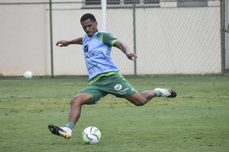 O zagueiro Sabino teve resultado positivo divulgado pelo América em 2 de outubro, um dia antes da partida contra o Guarani-SP, pela 13ª rodada da Série B do Campeonato Brasileiro.