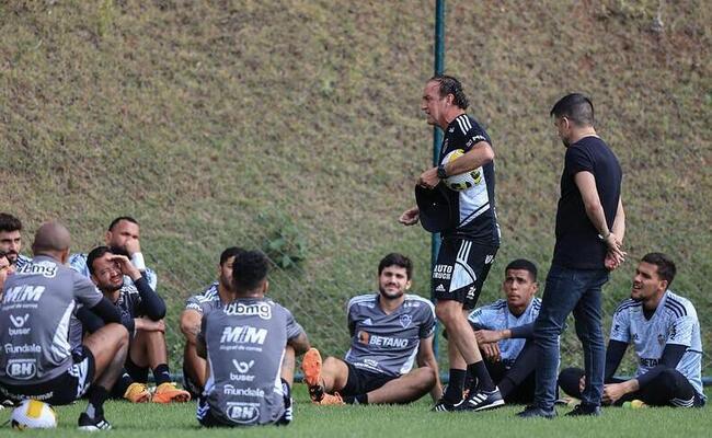 Tcnico Cuca reunido com jogadores do Atltico na Cidade do Galo