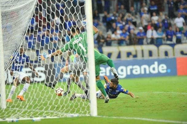 Fotos do primeiro tempo do duelo entre Cruzeiro e Racing, no Mineiro, pela Libertadores