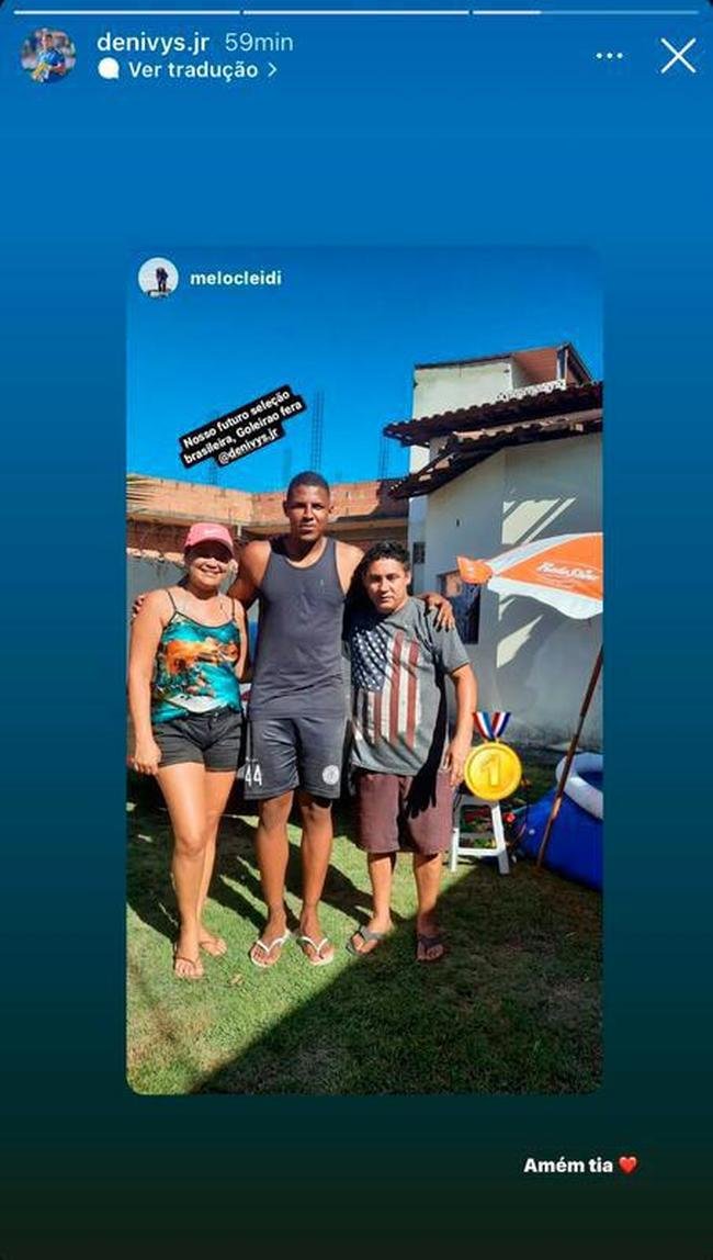 O goleiro Denivys publicou foto ao lado de familiares. Ele  natural de Vitria, no Esprito Santo