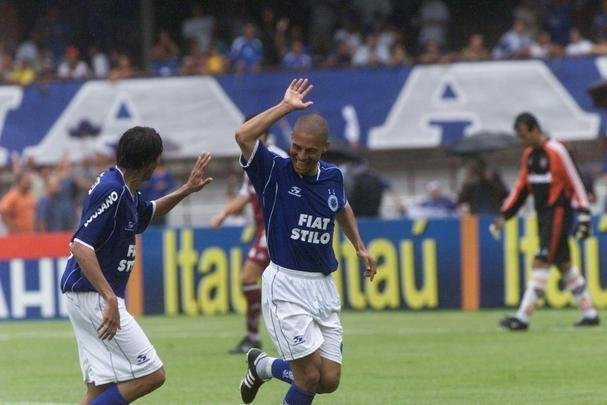 Com o ttulo brasileiro confirmado, o Cruzeiro fez no dia 7 de dezembro de 2003 o jogo da taa e das faixas contra o Fluminense, no Mineiro. Com show de Alex, autor de dois gols, o time celeste goleou os cariocas por 5 a 2 e promoveu nova festa da torcida azul em Belo Horizonte. Jogadores finalmente ergueram a taa oficial do Campeonato Brasileiro, cedida pela CBF, e deram a volta olmpica. Os campees brasileiros de 1966 tambm participaram das comemoraes no Gigante da Pampulha.