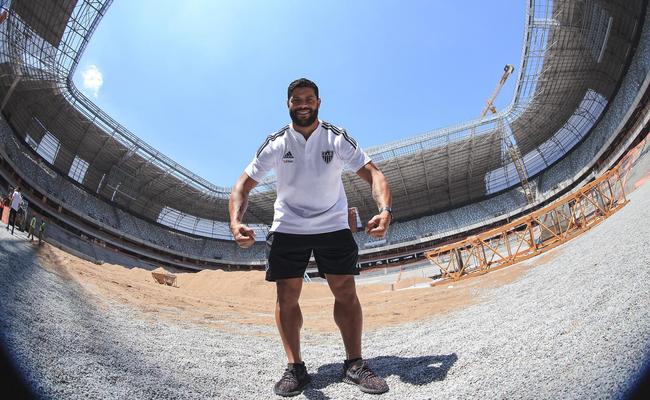 Hulk fez sua tradicional comemorao de gol nas obras da Arena MRV, do Atltico