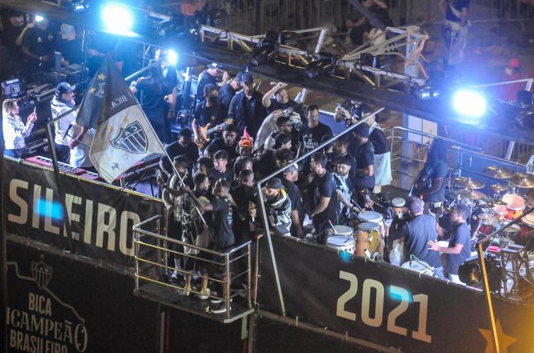 Chegada do time do Atlético à Praça Sete, no Centro de BH, onde fez carnaval com a torcida ao som do cantor baiano Bell Marques