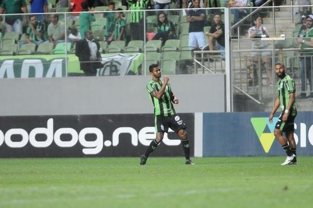 Imagens do duelo entre Amrica e CRB, no Independncia, pela 26 rodada da Srie B