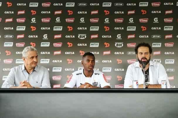 Confira imagens da chegada e da apresentao de Robinho no Atltico