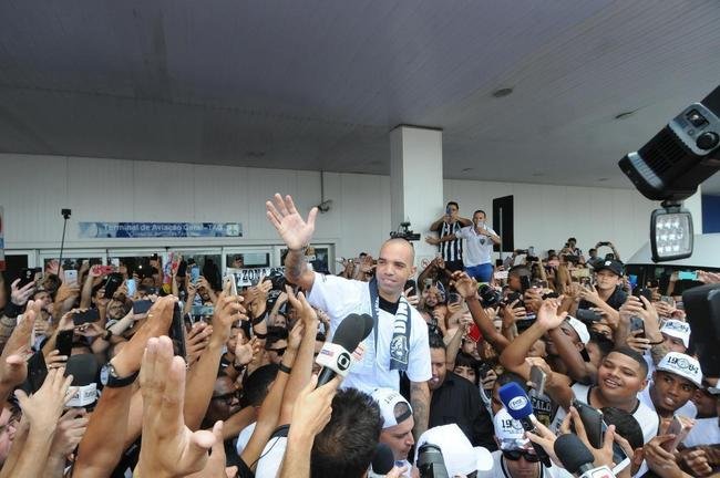 2 - Volta do dolo (fevereiro): No incio do ano, o Atltico oficializou o retorno de um dolo: Diego Tardelli. Protagonista dos ttulos da Copa Libertadores de 2013 e da Copa do Brasil de 2014, o atacante, agora com 35 anos, assinou contrato at o fim de 2020 - meses depois, o vnculo seria estendido at o fim do Campeonato Brasileiro, postergado para fevereiro de 2021 por conta da pandemia de COVID-19. A terceira passagem do jogador pela Cidade do Galo, porm,  marcada por uma grave leso no tornozelo direito, que o afastou de quase toda a temporada.