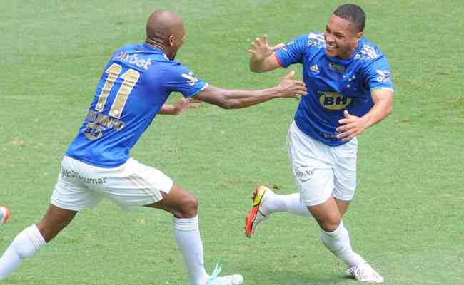 Vitor Roque marcou seu primeiro gol pelo profissional do Cruzeiro