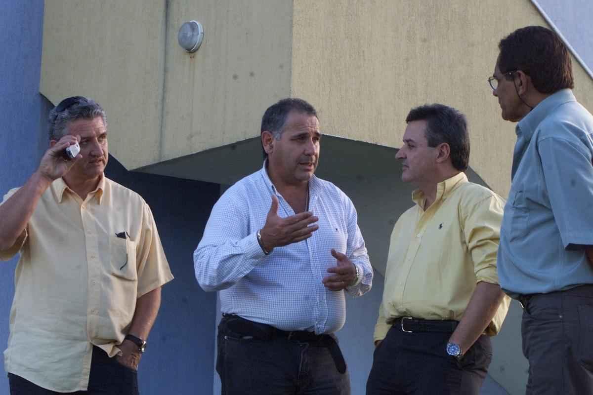O presidente do Cruzeiro, Alvimar Perrella, o diretor de Futebol do clube, Eduardo Maluf (e) e o supervisor Benecy Queiroz (d), acompanham o ex-jogador de futebol, Revetria (c), durante visita a Toca da Raposa II, em Belo Horizonte