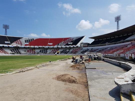 Estádio do Arruda vem passando por pintura na arquibancada, manutenção do gramado e construção de 'calçada de concreto' ao redor do campo