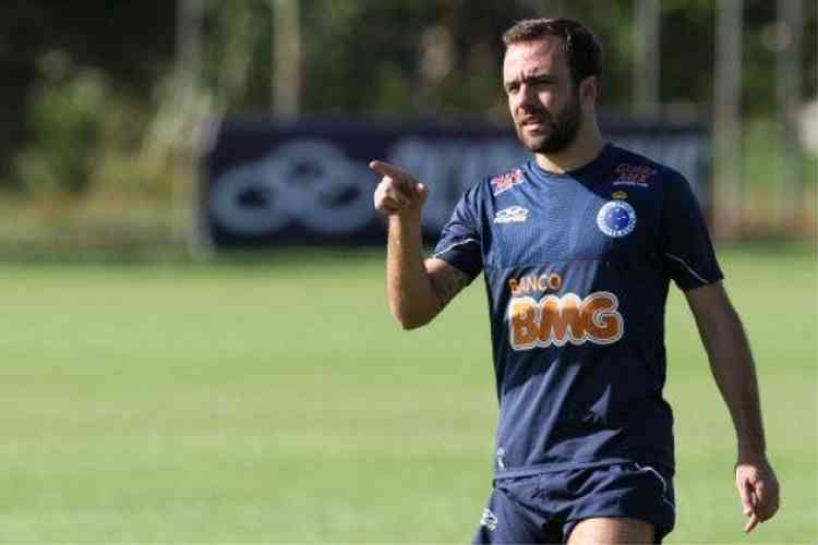 Na torcida por Roger, Deborah Secco acompanha a goleada do Cruzeiro