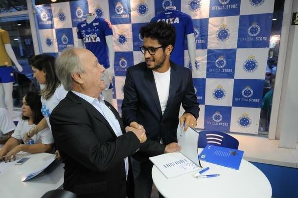 Zagueiro Leo lanou no Barro Preto o livro A Quinta Estrela, sobre o penta da Copa do Brasil. Presidente eleito, Wagner Pires de S prestigiou evento
