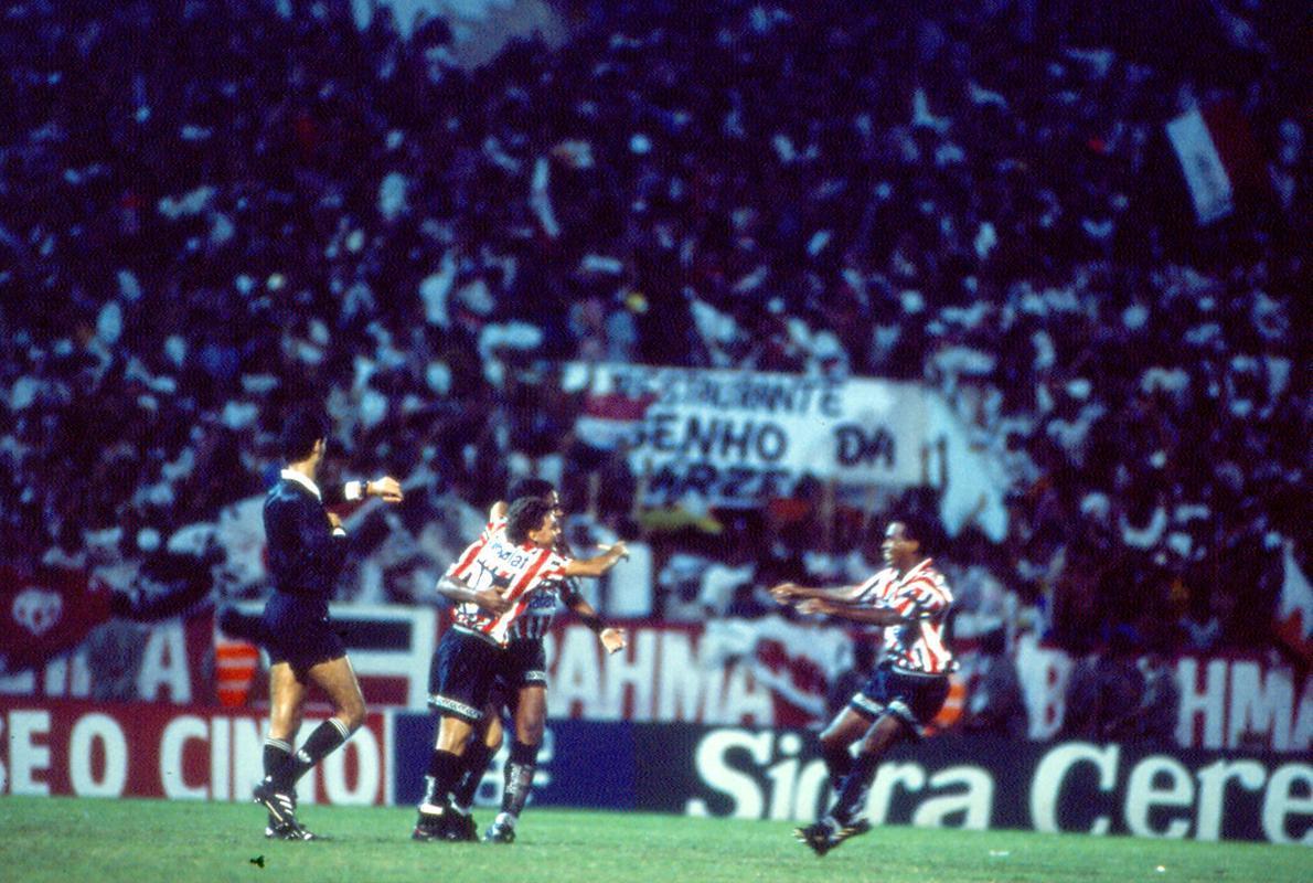 1995 - Santa Cruz 2 x 0 Náutico / Campeonato Pernambucano - Depois de vencer o primeiro jogo nos Aflitos, o Santa Cruz também venceria na volta, no Arruda, com gol marcante de falta de Amarildo, o 'Canhão do Arruda'.