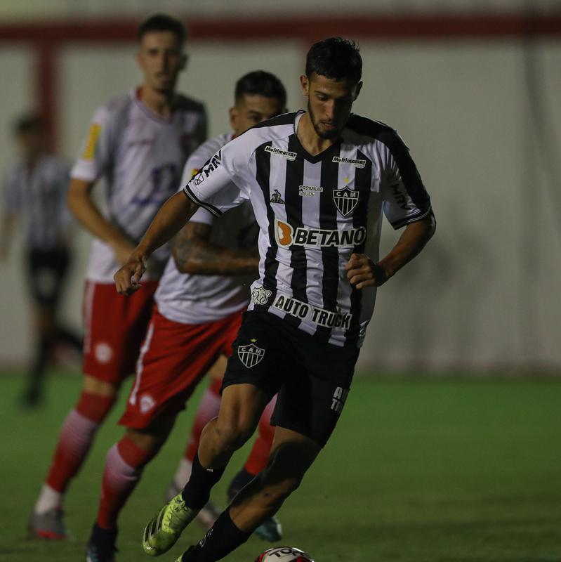 Tombense e Atlético se enfrentaram nesta quinta-feira (4), em partida válida pela 2ª rodada do Campeonato Mineiro. O confronto foi realizado no Estádio Antônio Guimarães de Almeida, em Tombos. No primeiro tempo, uma queda de energia paralisou a partida por cerca de 20 minutos.