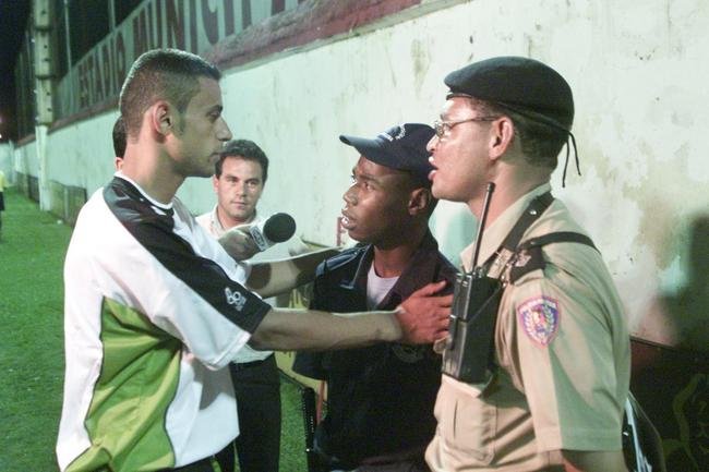 Fred pede desculpas para o guarda municipal de Nova Lima depois de ter jogado o bon dele no gramado do campo em comemorao de gol sobre o Villa Nova, pelo Campeonato Mineiro de 2003
