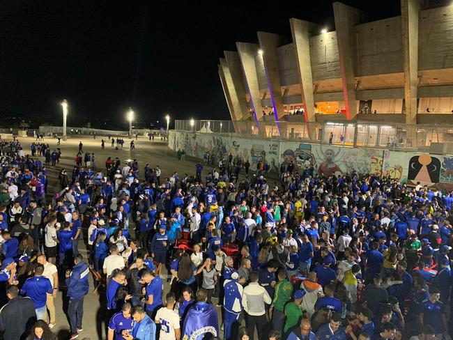 Chegada da torcida do Cruzeiro ao Mineiro para o jogo contra o Sport pela 15 rodada da Srie B do Campeonato Brasileiro