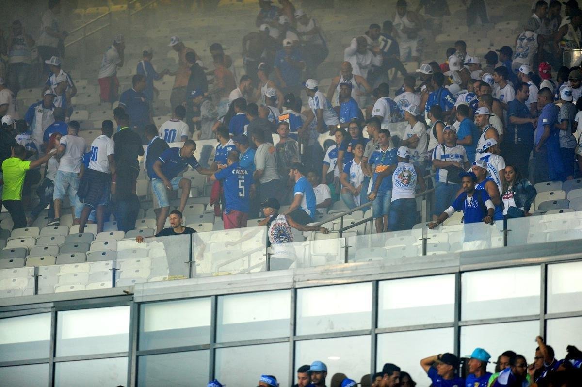 Sinalizadores, rojes, ira e xingamentos: a reao da torcida celeste com a derrota no Mineiro