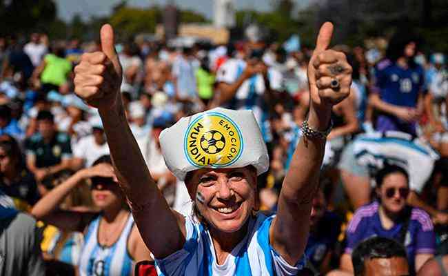 Torcedores argentinos celebram classificao s quartas da Copa em Buenos Aires