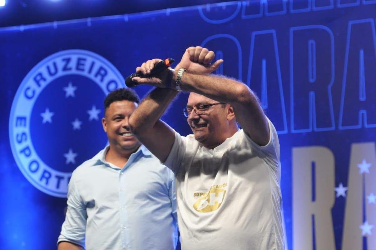 Ronaldo levou cruzeirenses de Conselheiro Lafaiete ao delrio ao participar da Caravana do Cruzeiro nesta quarta-feira (26). Fenmeno esteve acompanhado no palco de Pedro Loureno, patrocinador do clube, e ganhou msica nova produzida pelo rapper Das Quebradas