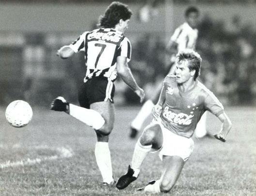 Imagens do Cruzeiro com a camisa da Adidas (Arquivo/Estado de Minas)