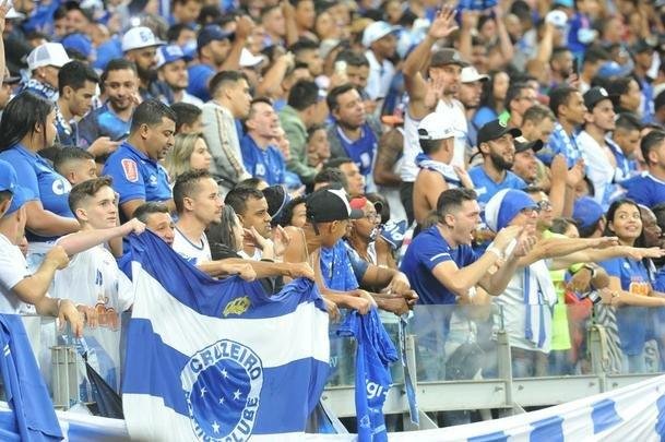 Torcedores do Cruzeiro lotam as arquibancadas do Mineiro para acompanhar a partida vlida pelas quartas de final da Copa do Brasil