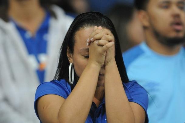 A emoo da torcida do Cruzeiro com a classificao da Copa do Brasil, nos pnaltis, diante do Fluminense. Reprter fotogrfico Alexandre Guzanshe registrou a vibrao de um pai com o filho no colo durante e aps as cobranas. Time celeste avanou s quartas de final
