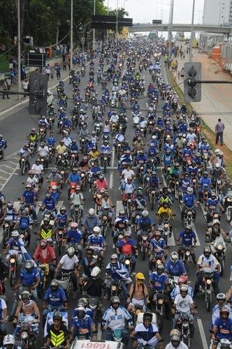 Depois de vencer o Vitria por 3 a 1 no Barrado, em Salvador, na noite de 13 de novembro de 2013, e confirmar o tricampeonato brasileiro, o Cruzeiro desembarcou em Confins numa quinta-feira e foi recebido por milhares de pessoas nas ruas de Belo Horizonte. O elenco desfilou em carro pela Avenida Antnio Carlos, pela Avenida Afonso Pena, no Centro, e foi em direo  sede do Barro Preto. Esta, sem dvida, foi a festa que envolveu o maior nmero de pessoas na capital mineira.