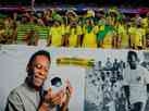 Torcedores fazem homenagem a Pel antes e durante jogo do Brasil na Copa