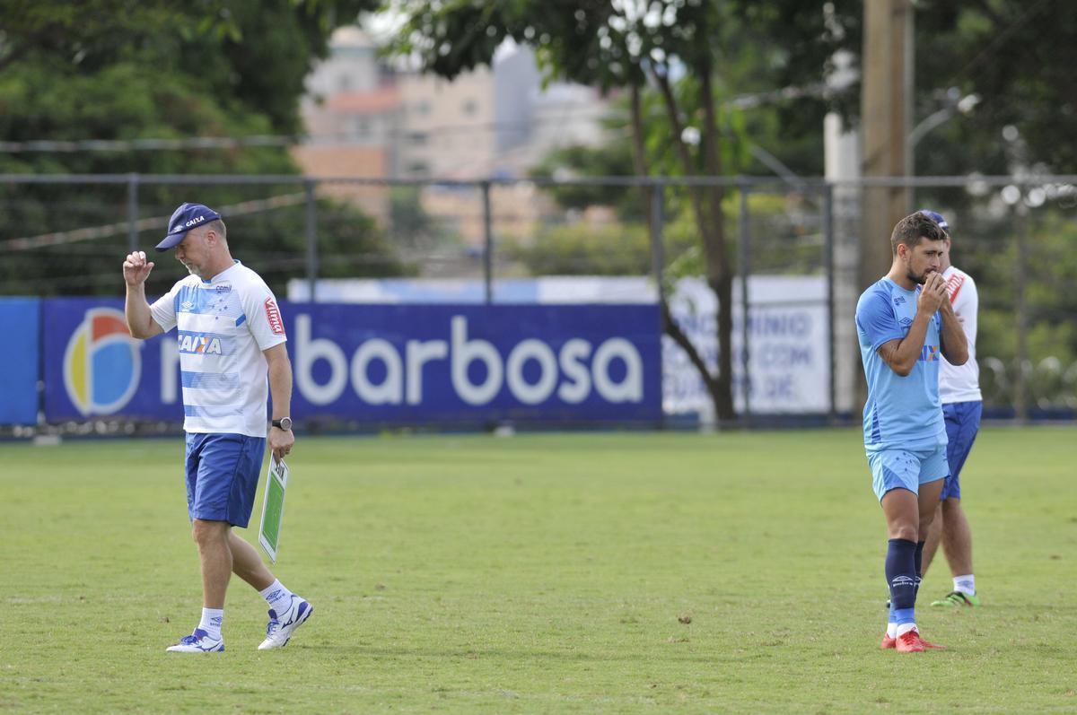 Mano Menezes montou Cruzeiro que deve encarar o Villa Nova no sbado e promoveu trs mudanas em relao ao ltimo jogo: Murilo entrou na vaga de Leo, Egdio no lugar de Marcelo Hermes e Robinho deu lugar a Ariel Cabral
